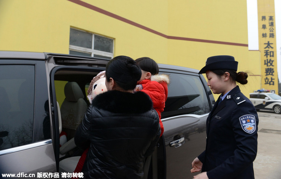 La policía traslada a la pequeña Yiran a su casa en el condado Taihe de Fuyang, provincia de Anhui, el 6 de enero de 2016. [Foto/IC]