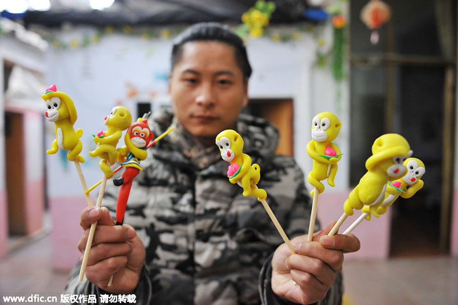El artista Li Jinguo muestra sus figuras de masa en Rizhao, provincia de Shandong. [Foto/IC]