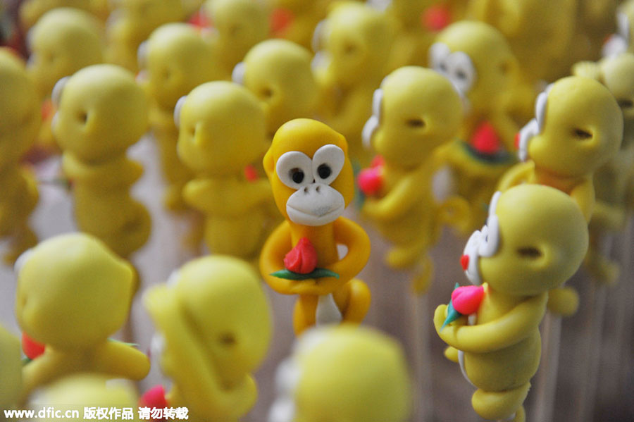 El artista Li Jinguo ha modelado estas figuras de masa con forma de monos para el próximo Festival de Primavera. [Foto/IC]