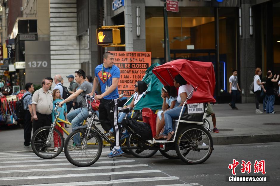 Un chino de ultramar conduce un triciclo en Manhattan, Nueva York, el 25 de mayo de 2015. (CNS/Liao Pan)