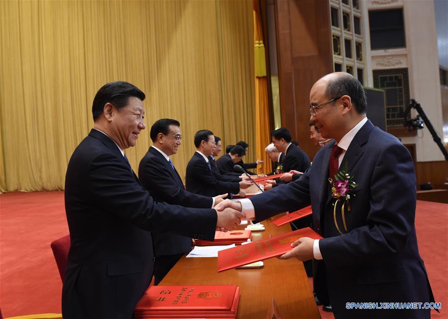El presidente de China, Xi Jinping, y otros líderes principales presentan premios a los ganadores de premios Estatal de Ciencia y Tecnología de China en el Gran Palacio del Pueblo en Beijing, capital de China, 08 de enero de 2016. (Xinhua / Rao Aimin)