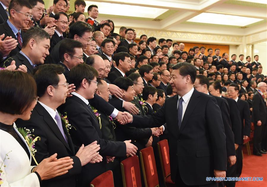 Los máximos dirigentes de China Xi Jinping, Li Keqiang, Liu Yunshan, Zhang Gaoli se reúnen con los representantes de los premios antes de la ceremonia de premios Estatal de Ciencia y Tecnología de China en el Gran Palacio del Pueblo en Beijing, capital de China, 08 de enero de 2016. (Xinhua / Li Xueren)