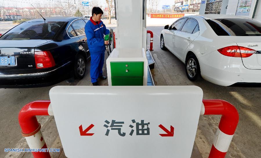 China establece límite mínimo para precios de combustibles