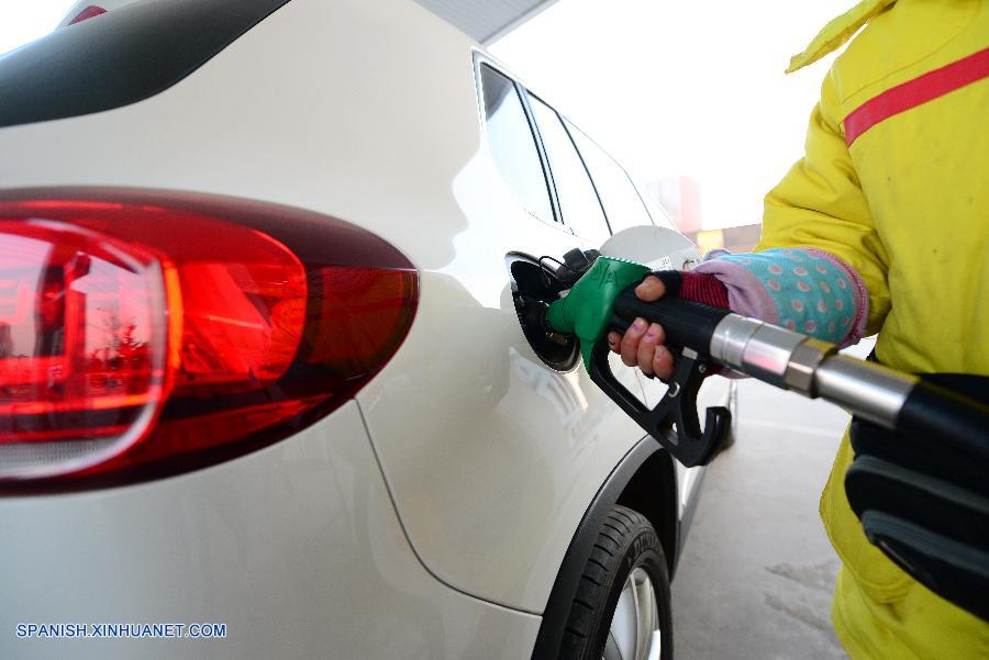 China establece límite mínimo para precios de combustibles
