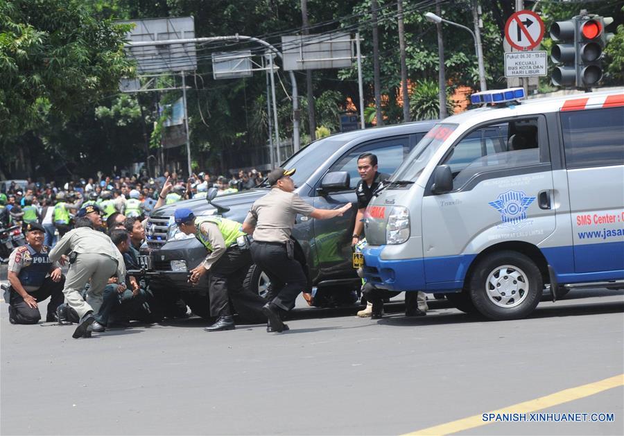 Tres policías entre los seis muertos en atentados en capital indonesia
