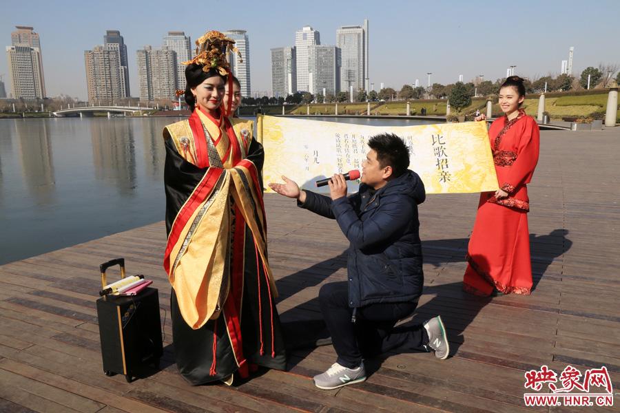 Mujer disfrazada de “Miyue” busca novio en las calles de Zhengzhou 2