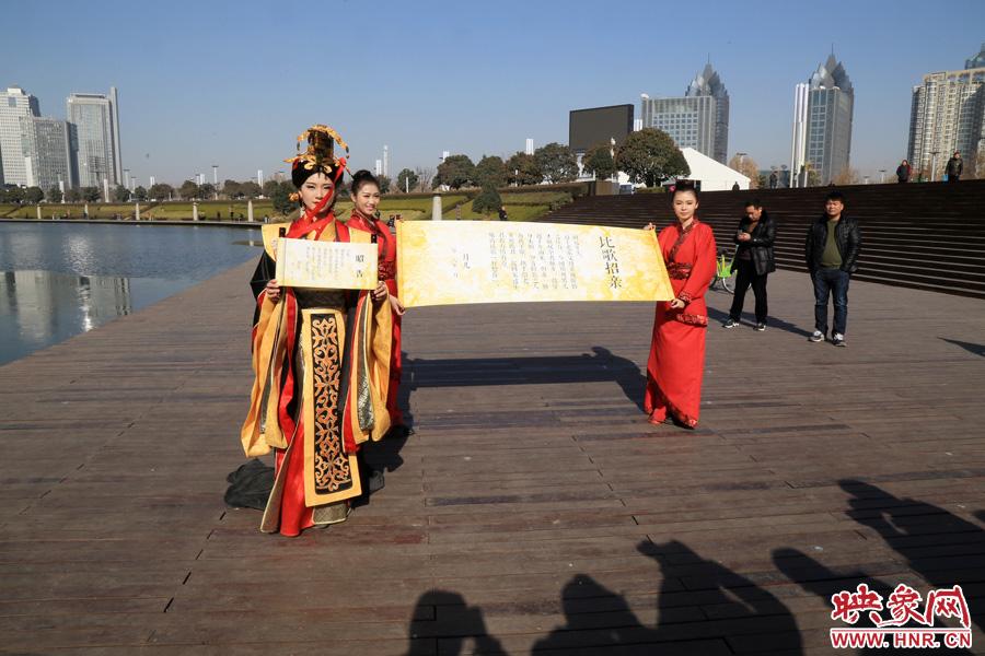 Mujer disfrazada de “Miyue” busca novio en las calles de Zhengzhou 7
