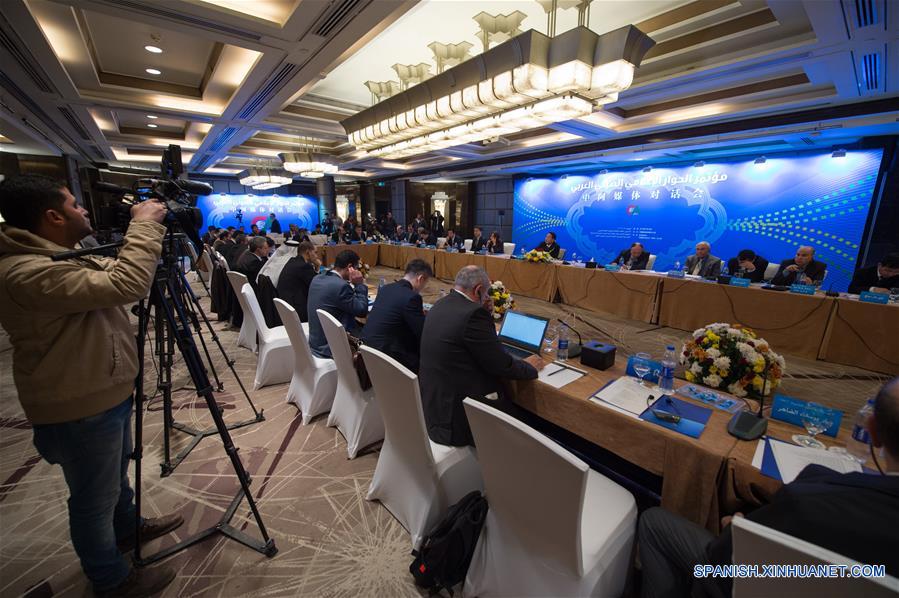 Los participantes de la "Conferencia de Diálogo de Medios Chino-Arabes", iniciada hoy en El Cairo, pidieron ampliar los medios de cooperación mutua entre medios, a los que consideraron "testigos y protectores de la amistad chino-árabe".(Xinhua/Meng Tao)