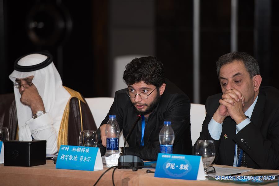 Los participantes de la "Conferencia de Diálogo de Medios Chino-Arabes", iniciada hoy en El Cairo, pidieron ampliar los medios de cooperación mutua entre medios, a los que consideraron "testigos y protectores de la amistad chino-árabe".(Xinhua/Meng Tao)