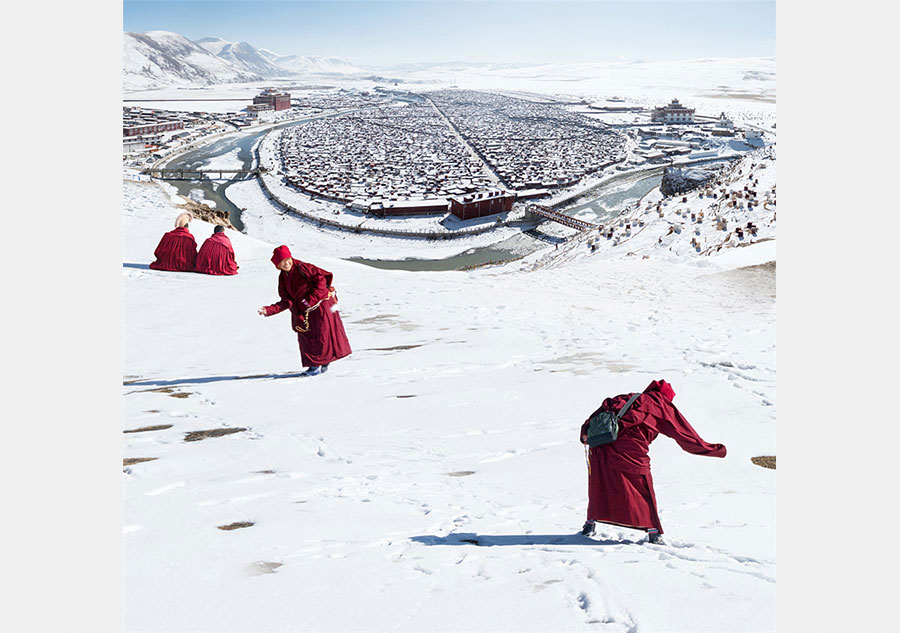 Monjas juegan con la nieve. [Fotografía de Hu Guoqing/photoint.net]