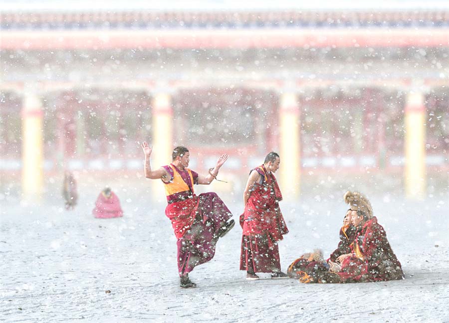 Los monjes se reúnen para cantar los sutras. [Fotografía de Hu Guoqing/photoint.net]