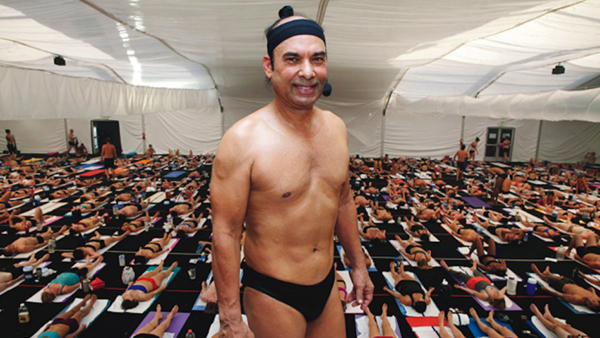 Condenan al fundador del 'bikram' yoga por acoso sexual
