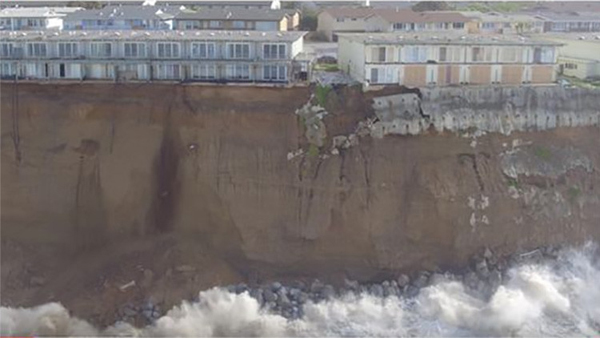 Una ciudad en EE.UU. cae literalmente al océano por culpa de El Niño