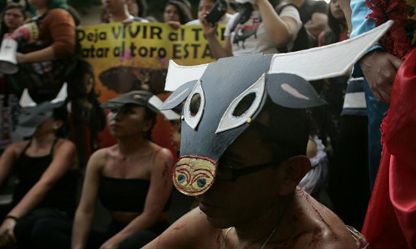 Niños y adolescentes se manifiestan contras las corridas de toros en la Plaza México