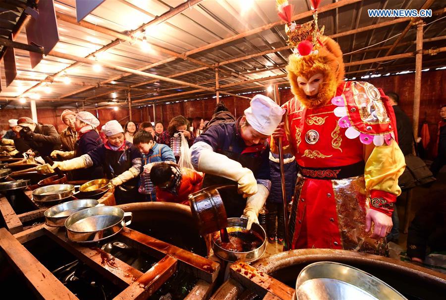 La gente compra salsa de soja del "Rey Mono" para el Festival de Primavera