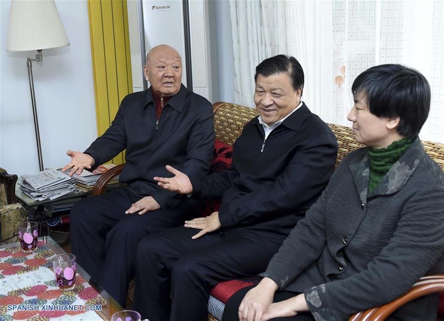 Liu Yunshan visita a cantante Wu Yanze en Beijing, China, el 30 de enero de 2016. (Xinhua/Zhang Duo)