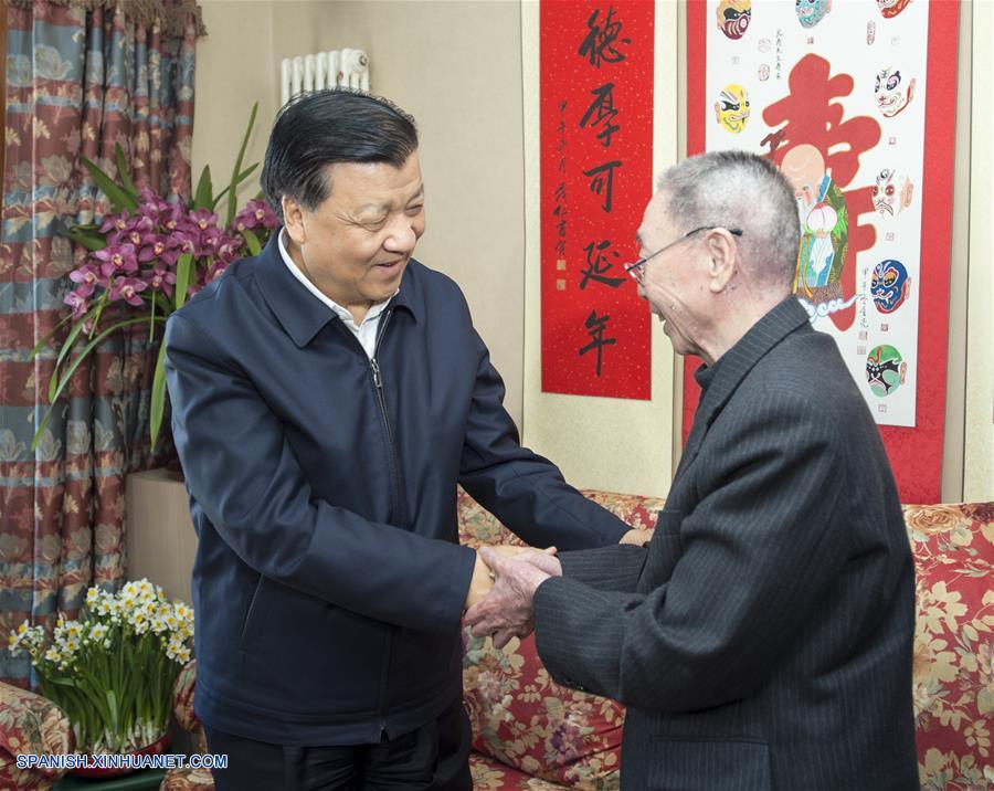 Liu Yunshan visita a artista Tan Yuanshou en Beijing, China, el 1 de febrero de 2016. (Xinhua/Wang Ye)