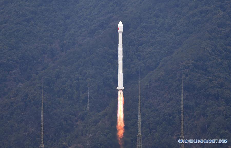 Un cohete Gran Marcha-3C que lleva el satélite número 21 del Sistema de Navegación Satelital Beidou fue lanzado en Centro de Lanzamiento de Satélites de Xichang, provincia de Sichuan, suroeste de China, 1 de febrero de 2016. (Xinhua / Xue Yubin)