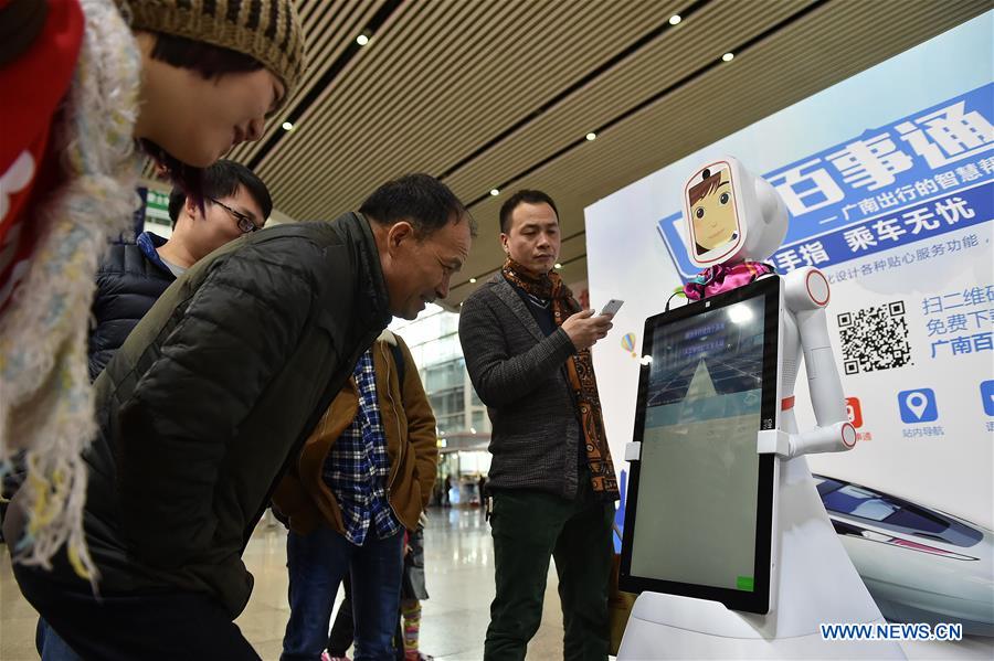 El robot “Xiao Lu” asiste a los pasajeros durante la temporada alta del Festival de Primavera