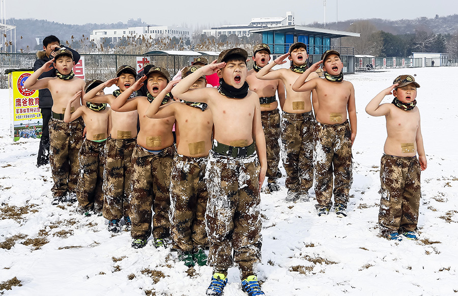Entrenamiento de niños sin ropa sobre la nieve provoca acalorado debate en la red