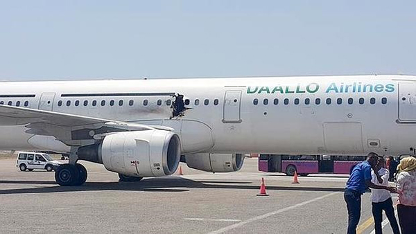 Desaparecido un pasajero tras la explosión de un avión en Somalia