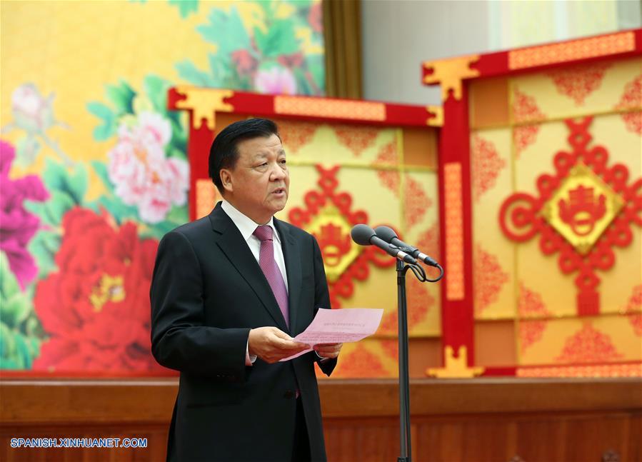 Liu Yunshan,miembro del Comité Permanente del Buró Político del Comité Central del PCCh, extiende sus saludos con motivo del Festival de Primavera a todo el pueblo chino cuando se reunieron con más de 2.000 miembros del público en una recepción celebrada en Beijing, capital de China, el 6 de febrero de 2016. (Xinhua/Pang Xinglei)