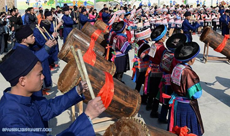 Personas del grupo étnico Miao participan en un festival de culto de tambor para celebrar la Fiesta de Primavera en condado Huishui, Guizhou, el 9 de febrero de 2016. (Xinhua/Qiao Qiming)