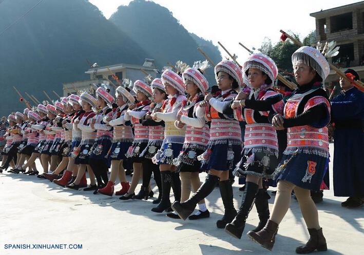 Personas del grupo étnico Miao participan en un festival de culto de tambor para celebrar la Fiesta de Primavera en condado Huishui, Guizhou, el 9 de febrero de 2016. (Xinhua/Qiao Qiming)