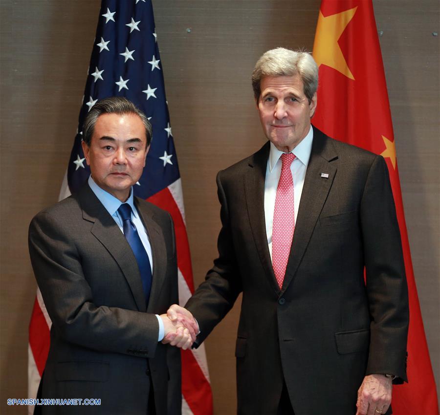 Canciller chino Wang Yi se reúne con el secretario de Estado de Estados Unidos, John Kerry, en Munich, Alemania, el 12 de febrero de 2016. (Xinhua/Luo Huanhuan)