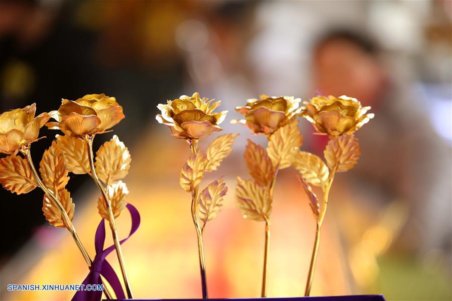 Foto tomada el 12 de febrero de 2016 muestra rosas doradas exhibidas en una joyería en condado de Tancheng, Shandong provincia. (Xinhua/Zhang Chunlei)