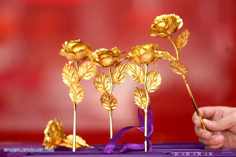 Foto tomada el 12 de febrero de 2016 muestra rosas doradas exhibidas en una joyería en condado de Tancheng, Shandong provincia. Rosas doradas se vuelven populares como el Día de San Valentín se acerca. (Xinhua/Zhang Chunlei)