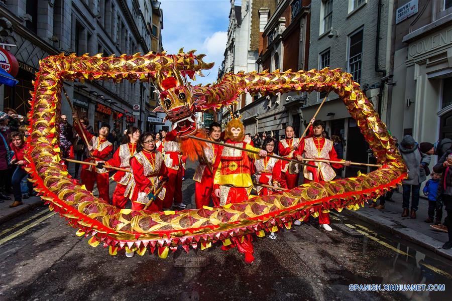 Medio millón de personas celebran Año Nuevo chino en Londres