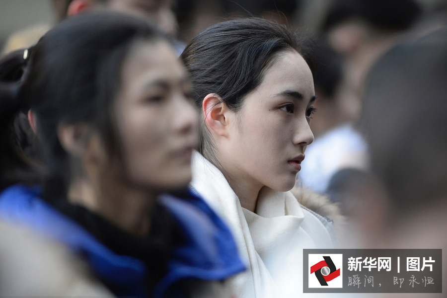 Candidatas esperan fuera de la sala de examen en la Academia de Cine de Beijng, el 15 de febrero de 2016. (Xinhuanet/Photo)