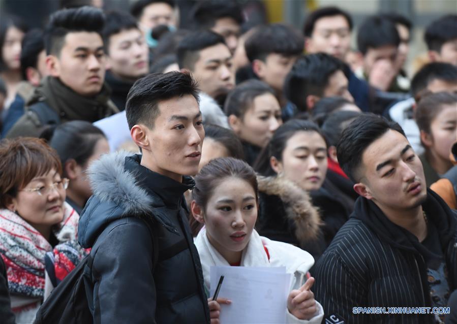 Más de 7.600 aspirantes compitieron por 45 lugares en las clases de actuación durante tres días de exámenes que terminaron hoy, lo que significa que sólo uno de cada 170 será elegido, dijo Sun Lijun, vicepresidente de la academia.(Xinhua/ShenBo han)