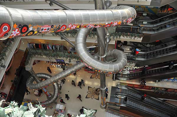 Instalan tobogán gigante en un centro comercial