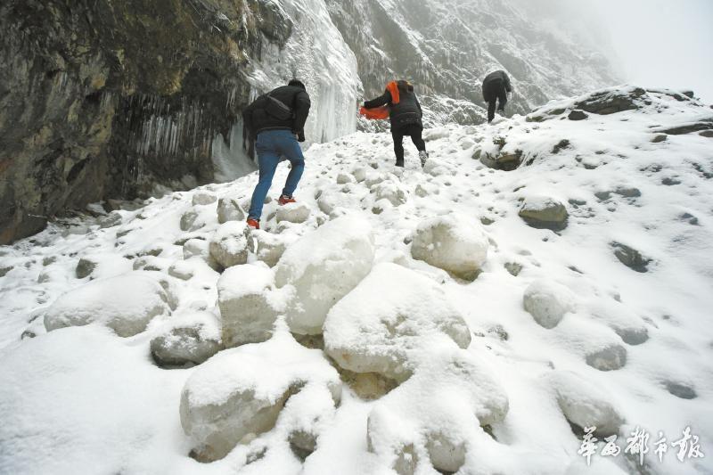 La hermosa cascada de hielo de la Puerta del Dragón en Sichuan (3)