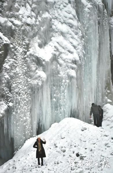 La hermosa cascada de hielo de la Puerta del Dragón en Sichuan (2)