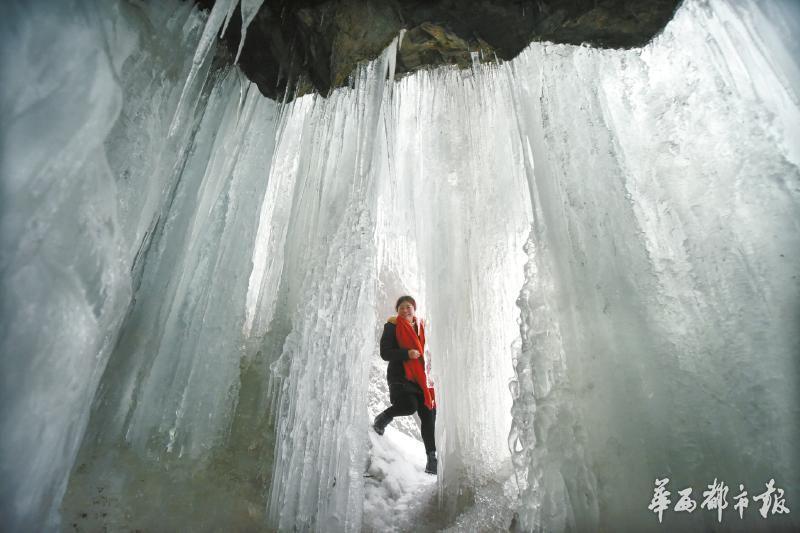 La hermosa cascada de la Puerta del Dragón Sichuan