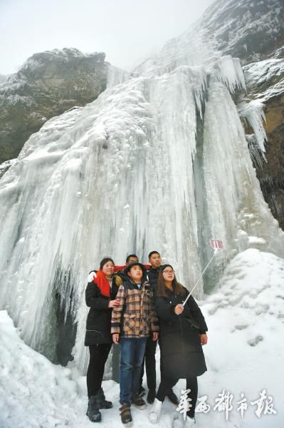 La hermosa cascada de hielo de la Puerta del Dragón en Sichuan (4)