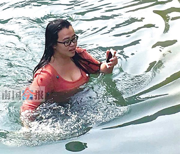 Una joven se tira a un lago helado para recuperar un iPhone que se le había caído