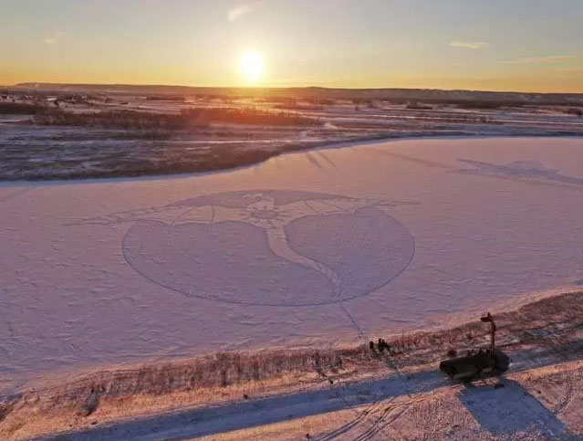 Crean una increíble obra de arte andando por la nieve