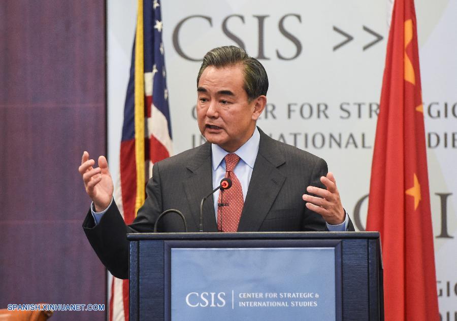 El ministro de Relaciones Exteriores chino, Wang Yi, pronuncia un discurso en el Centro de Estudios Estratégicos e Internacionales en Washington, Estados Unidos, el 25 de febrero de 2016. (Xinhua/Bao Dandan)
