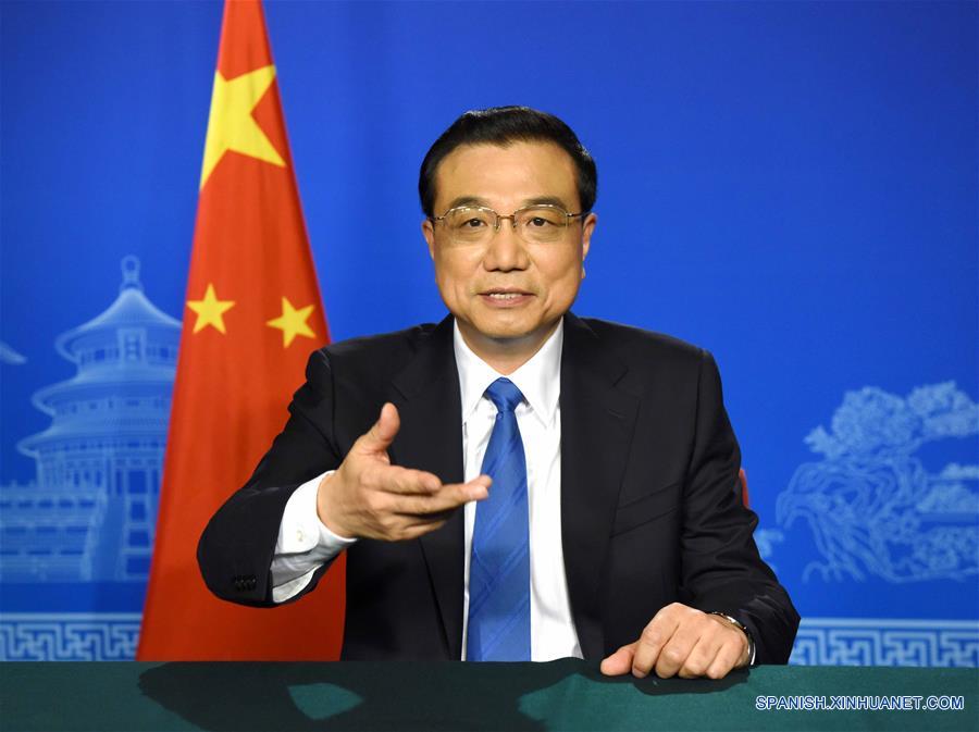 El premier chino, Li Keqiang, habla en un mensaje de vídeo en la Reunión de Ministros de Finanzas y Gobernadores de Bancos Centrales del G20 que se abrió en Shanghai, este de China, 26 de febrero de 2016. (Xinhua / Rao Aimin)