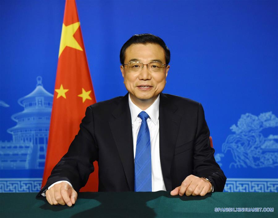 El premier chino, Li Keqiang, habla en un mensaje de vídeo en la Reunión de Ministros de Finanzas y Gobernadores de Bancos Centrales del G20 que se abrió en Shanghai, este de China, 26 de febrero de 2016. (Xinhua / Rao Aimin)