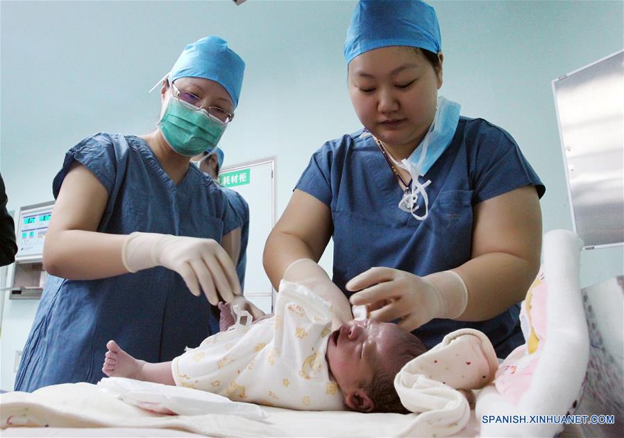Nace bebé probeta chino de embrión congelado hace 12 años
