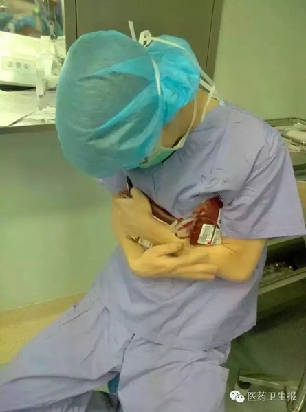 Un médico salva una vida al calentar con su cuerpo las bolsas de sangre