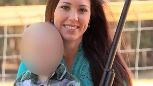 Una defensora de las armas en EE.UU. recibe un disparo de su hijo de cuatro años