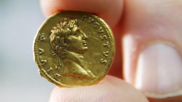 Una montañera descubre por casualidad una moneda de 2.000 años de antigüedad