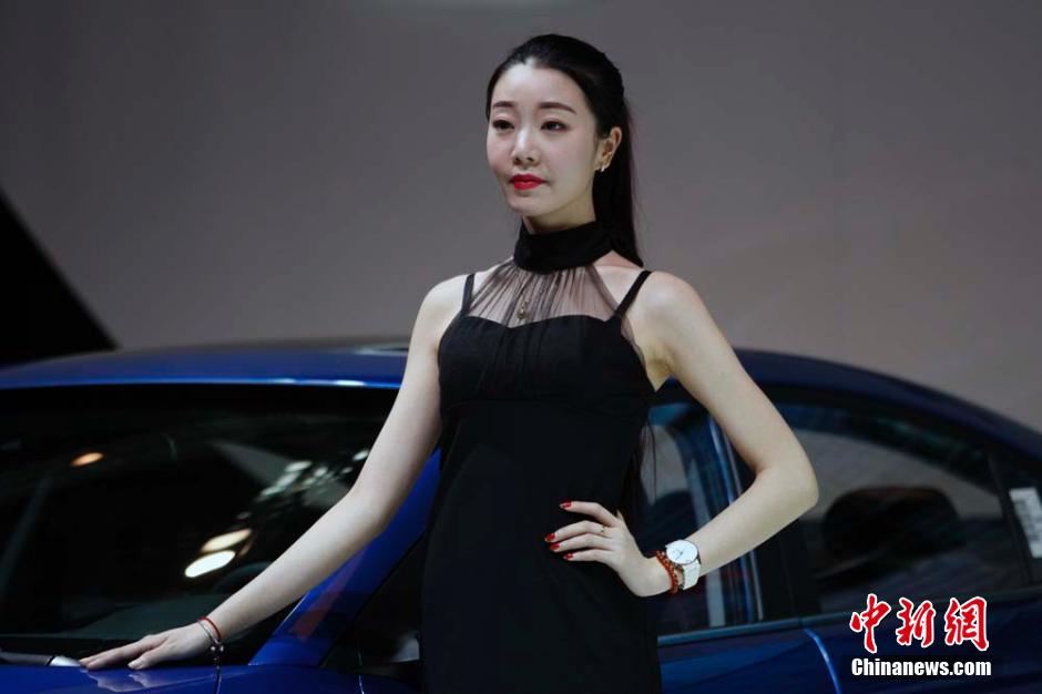 Hermosas modelos embellecen el Salón Internacional del Automóvil en Xinjiang