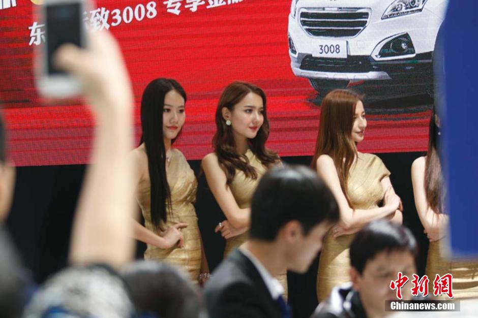 Hermosas modelos embellecen el Salón Internacional del Automóvil en Xinjiang